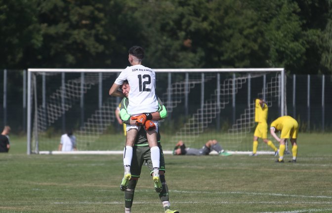 Der Riexinger Torwart Yannick Weiß freut sich mit Alexandre Miranda über den 3:0-Sieg, während geschlagene Ensinger am liebsten nichts mehr von der Welt sehen wollen. <span class='image-autor'>Foto: Küppers</span>