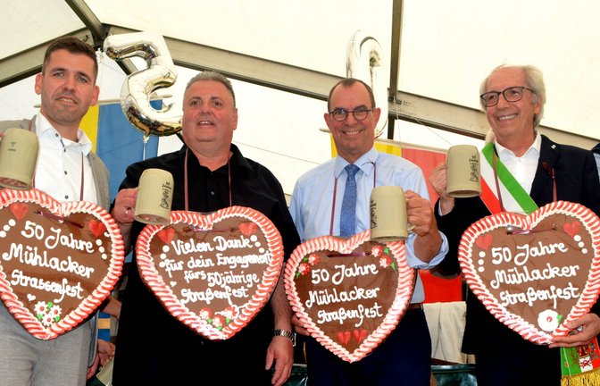 Sie feiern gemeinsam das 50. Mühlacker Straßenfest (von links): Sven Schrade, Jochen Schray, Frank Schneider und Mariano Scotton.    