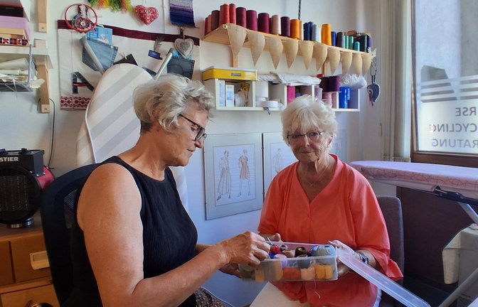 EingespieltesTeam: Birgit Steinert (links) und Christa Link-Mayer im Repaircafé in Hochdorf, das vierteljährlich offen hat. <span class='image-autor'>Fotos: Kauer</span>