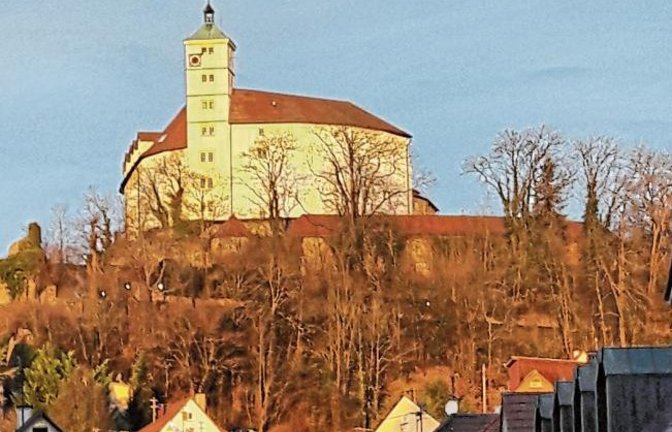 Golden leuchtet Schloss Kaltenstein in der Morgensonne.  Foto: Rücker