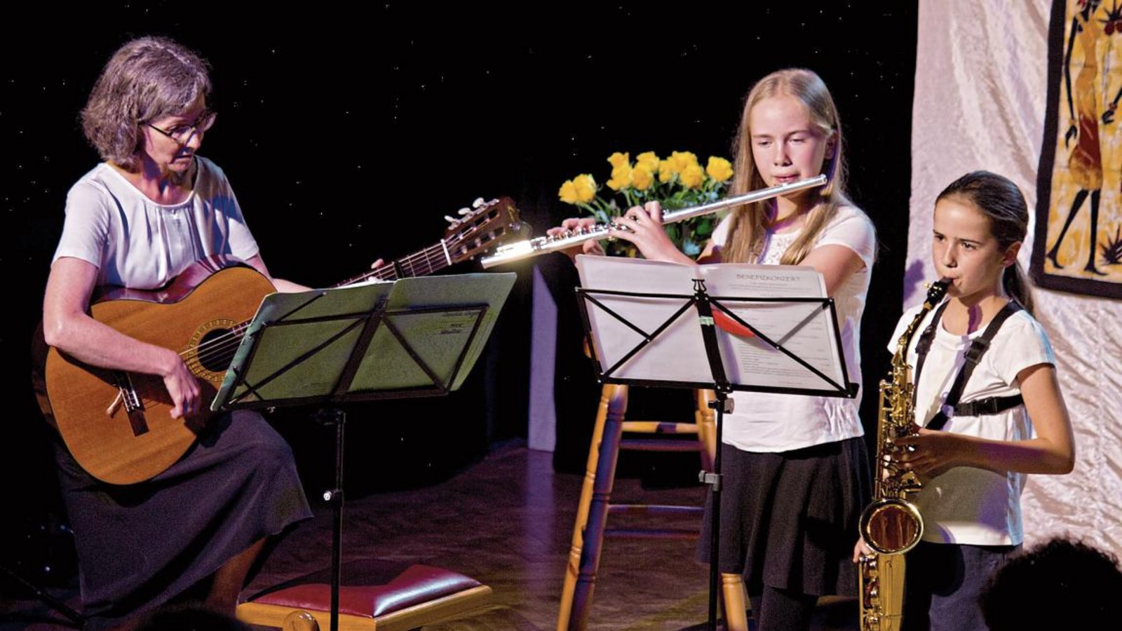 Frida und Neele Bezler offerieren mit ihrer Lehrerin Claudia Wagner das Traditional „Greensleves“.  Foto: Friedrich