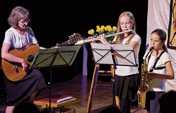 Frida und Neele Bezler offerieren mit ihrer Lehrerin Claudia Wagner das Traditional „Greensleves“.  Foto: Friedrich