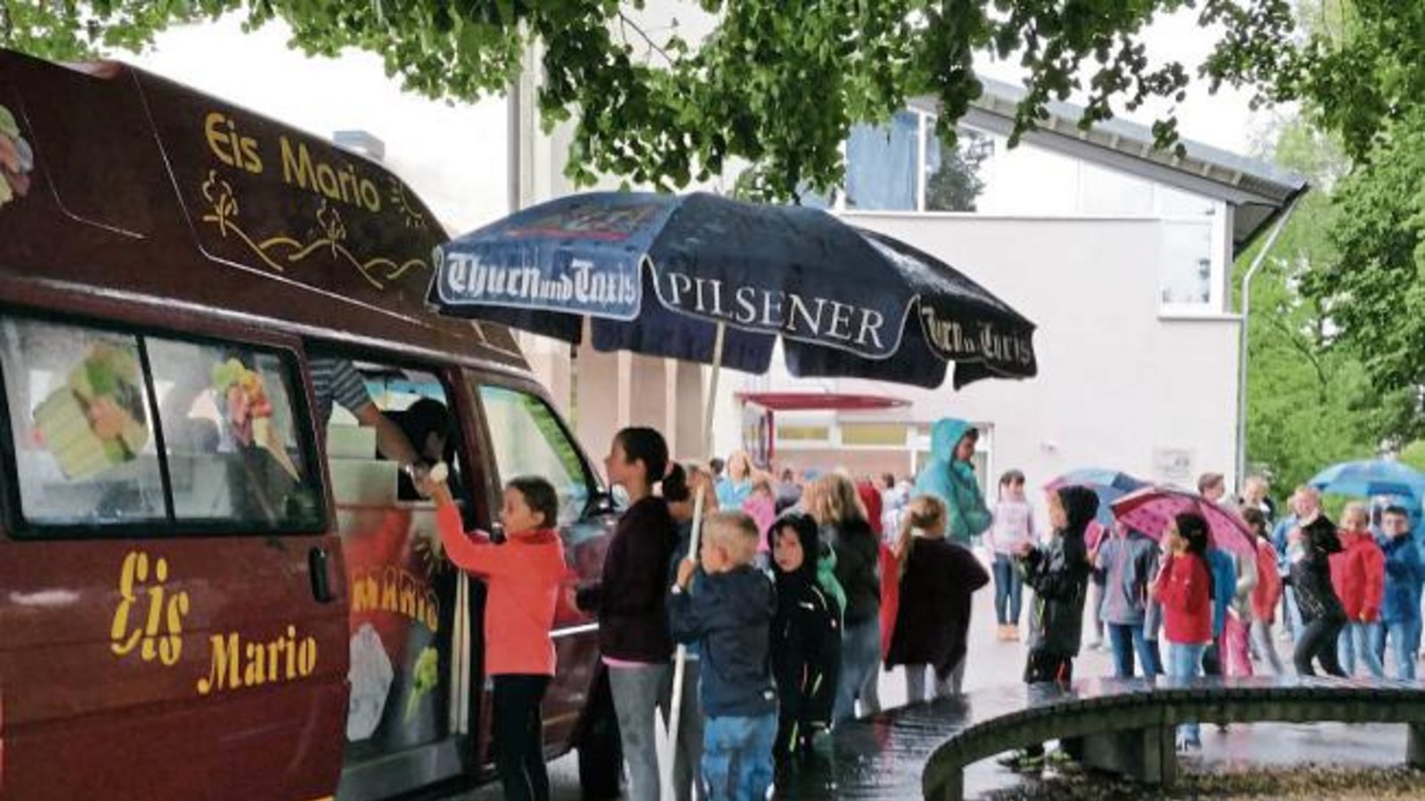 Zum Start der Sommerferien spendiert der Kinder- und Jugendfreizeitverein allen Kindern, Lehrerinnen und Erzieherinnen der Grundschule und des Kindergartens Horrheim ein Eis. Damit ist sogleich auch der Startschuss für das 22. Horrheimer Sommerferienprogramm für den Kinder- und Jugendfreizeitverein als Organisator gefallen. Foto: Mrowetz Zum Start der Sommerferien spendiert der Kinder- und Jugendfreizeitverein allen Kindern, Lehrerinnen und Erzieherinnen der Grundschule und des Kindergartens Horrheim ein Eis. Damit ist sogleich auch der Startschuss für das 22. Horrheimer Sommerferienprogramm für den Kinder- und Jugendfreizeitverein als Organisator gefallen. Foto: Mrowetz
