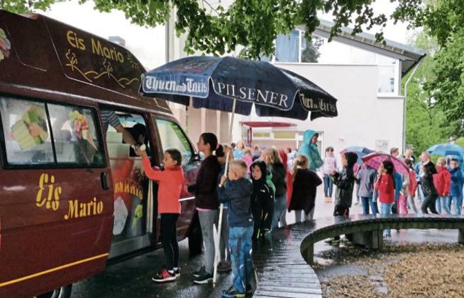 Zum Start der Sommerferien spendiert der Kinder- und Jugendfreizeitverein allen Kindern, Lehrerinnen und Erzieherinnen der Grundschule und des Kindergartens Horrheim ein Eis. Damit ist sogleich auch der Startschuss für das 22. Horrheimer Sommerferienprogramm für den Kinder- und Jugendfreizeitverein als Organisator gefallen. Foto: Mrowetz