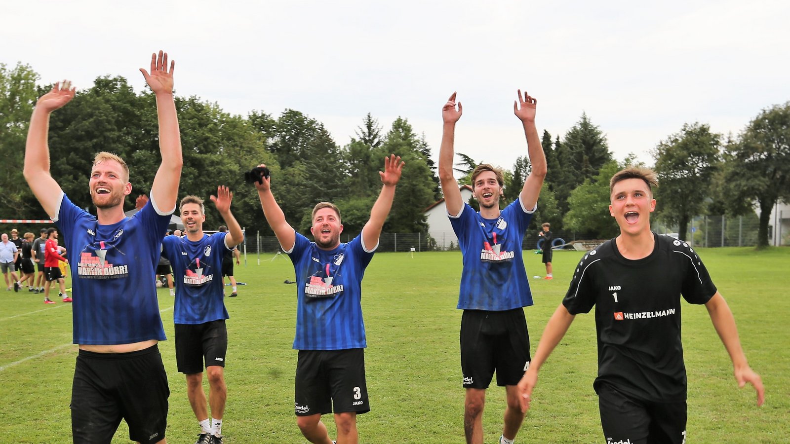 Zweite Liga, wir kommen (von links): Tobias Knodel, Michael Marx, Bastian Späth, Pascal Pruy und Felix Leucht jubeln mit den Zuschauern über den Aufstieg. Ebenfalls mitgespielt haben Hans Wildemann, Tobias Hummel und Bastian Knodel. Foto: Küppers