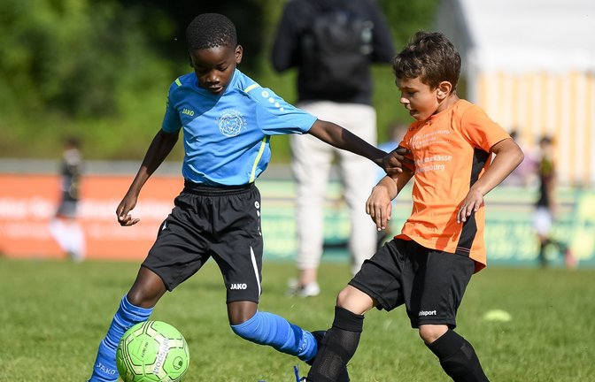 Die beiden F-Junioren der SGM Vaihingen-Süd und der SGM Riexingen kämpfen um jeden Ball. <span class='image-autor'>Foto: Leitner</span>