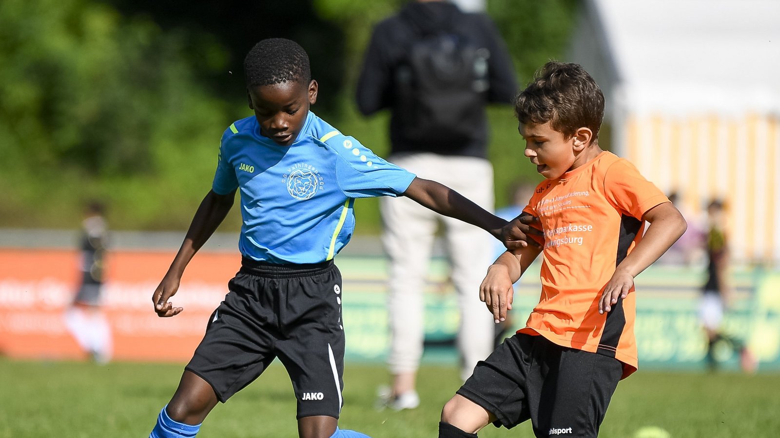 Die beiden F-Junioren der SGM Vaihingen-Süd und der SGM Riexingen kämpfen um jeden Ball. Foto: Leitner