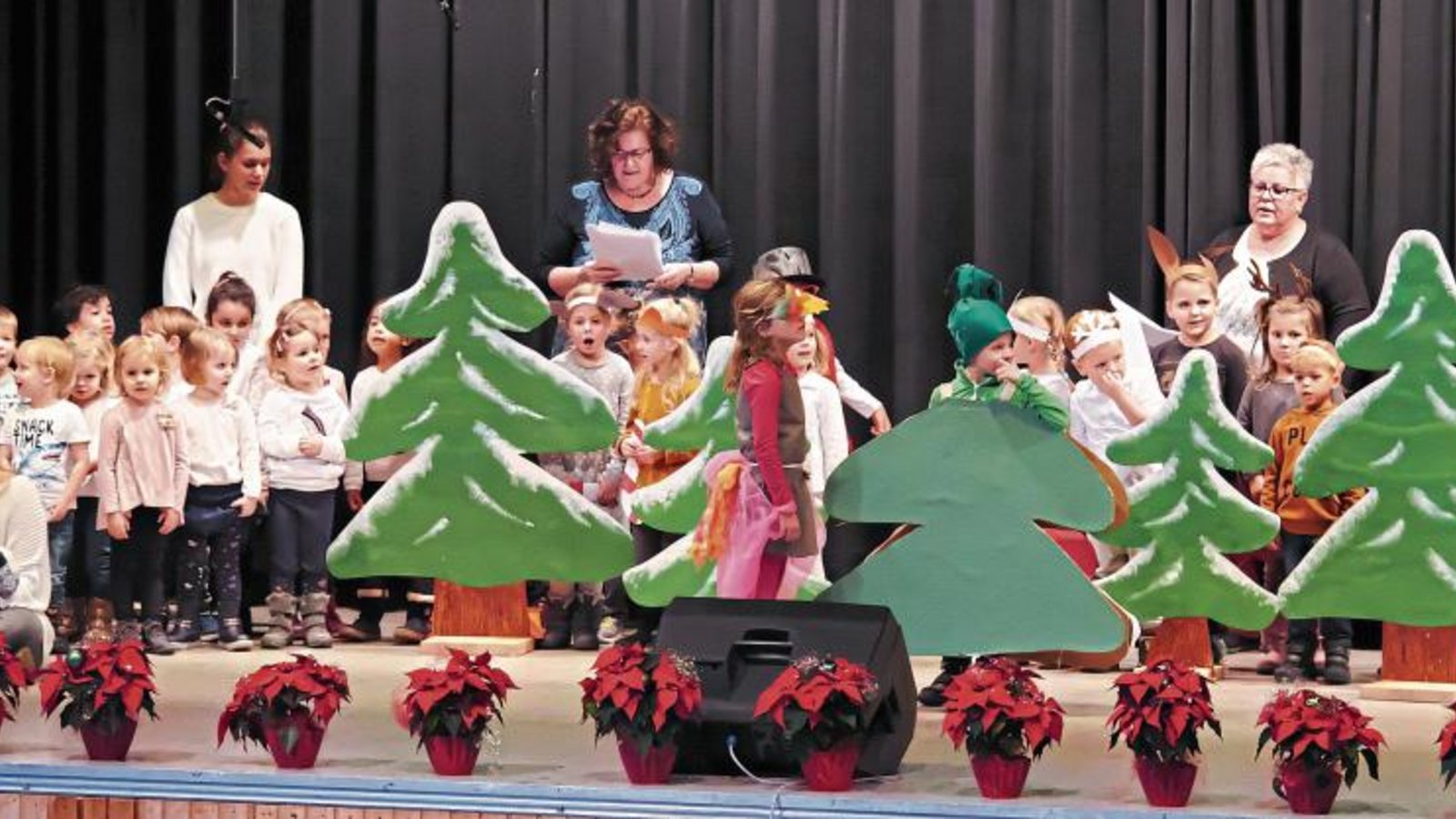 Der Kindergarten erzählte von einem Tannenbaum und seiner Geschichte. Foto: Friedrich Der Kindergarten erzählte von einem Tannenbaum und seiner Geschichte. Foto: Friedrich