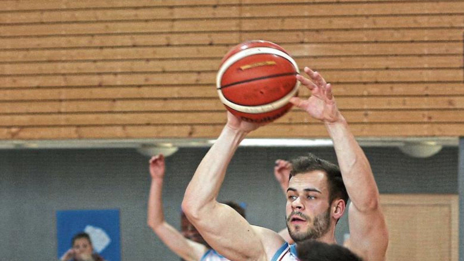 Lucas Schneider (am Ball) trägt sieben Punkte zum Mannschaftsergebnis der BSG bei. Doch die 53:65-Niederlage in Konstanz ist im Kampf um den Klassenerhalt enttäuschend. Foto: Archiv/Küppers Lucas Schneider (am Ball) trägt sieben Punkte zum Mannschaftsergebnis der BSG bei. Doch die 53:65-Niederlage in Konstanz ist im Kampf um den Klassenerhalt enttäuschend. Foto: Archiv/Küppers