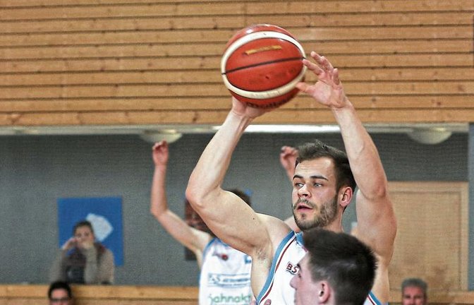 Lucas Schneider (am Ball) trägt sieben Punkte zum Mannschaftsergebnis der BSG bei. Doch die 53:65-Niederlage in Konstanz ist im Kampf um den Klassenerhalt enttäuschend.  Foto: Archiv/Küppers