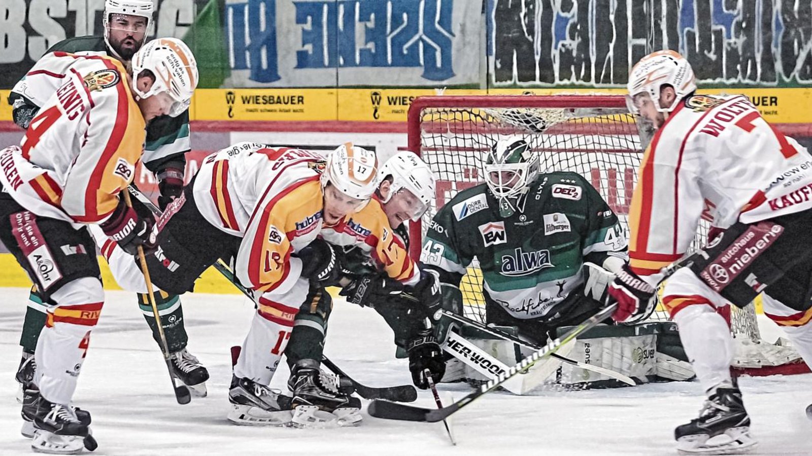 Steelers-Torhüter unter Dauerbeschuss: Ilya Sharipov musste im Heimspiel gegen Kaufbeuren fünf der sieben Gegentreffer auf dem Eis miterleben. Foto: Simecek