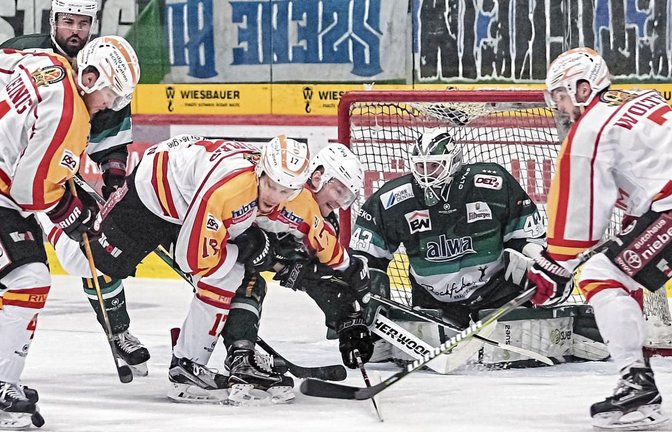 Steelers-Torhüter unter Dauerbeschuss: Ilya Sharipov musste im Heimspiel gegen Kaufbeuren fünf der sieben Gegentreffer auf dem Eis miterleben. Foto: Simecek