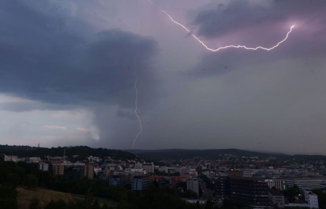 Die Hitze bringt zunehmend teils heftige Gewitter mit sich. (Archivfoto)<span class='image-autor'>Andreas Rosar/dpa</span>