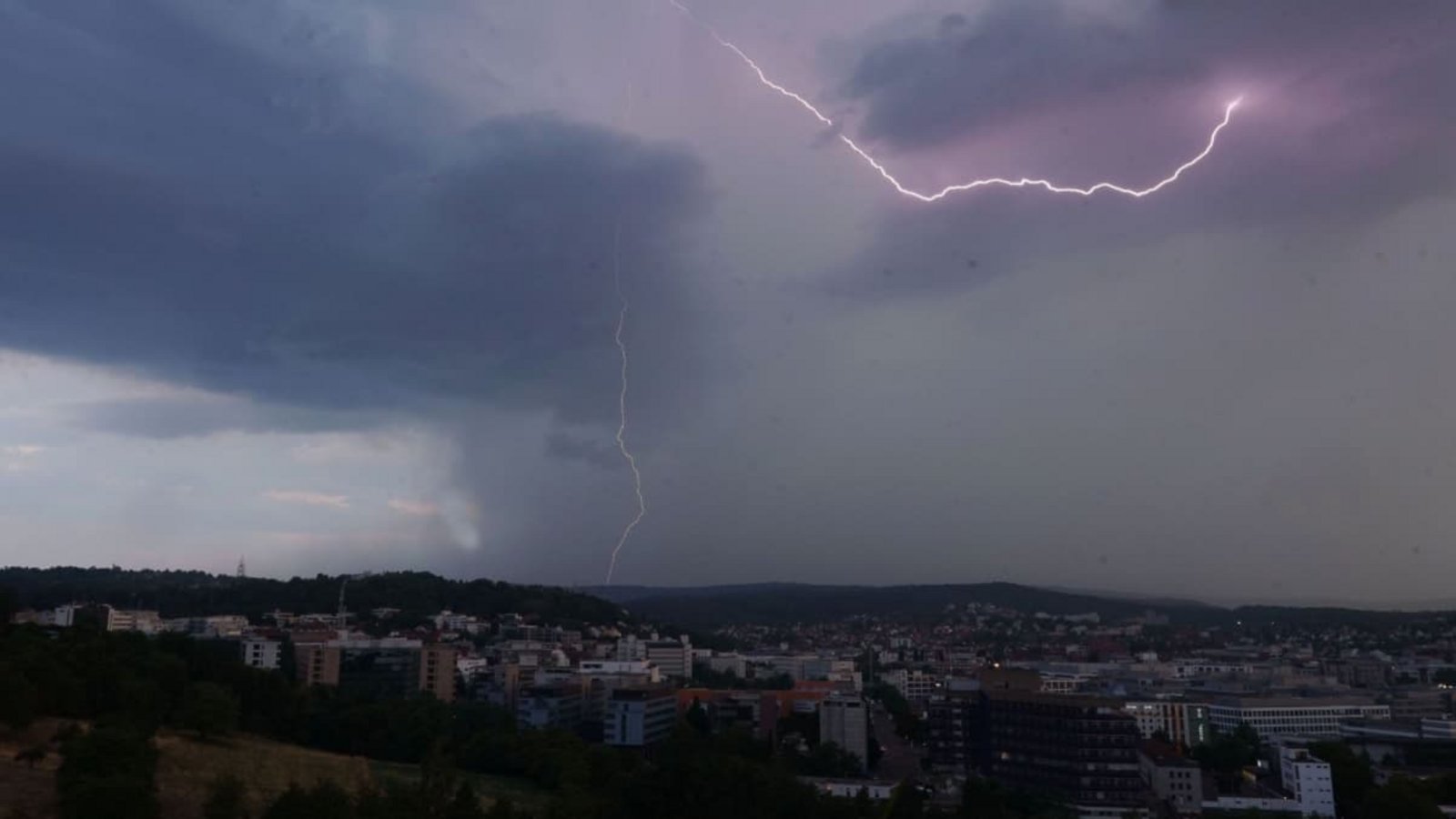 Die Hitze bringt zunehmend teils heftige Gewitter mit sich. (Archivfoto)Andreas Rosar/dpa