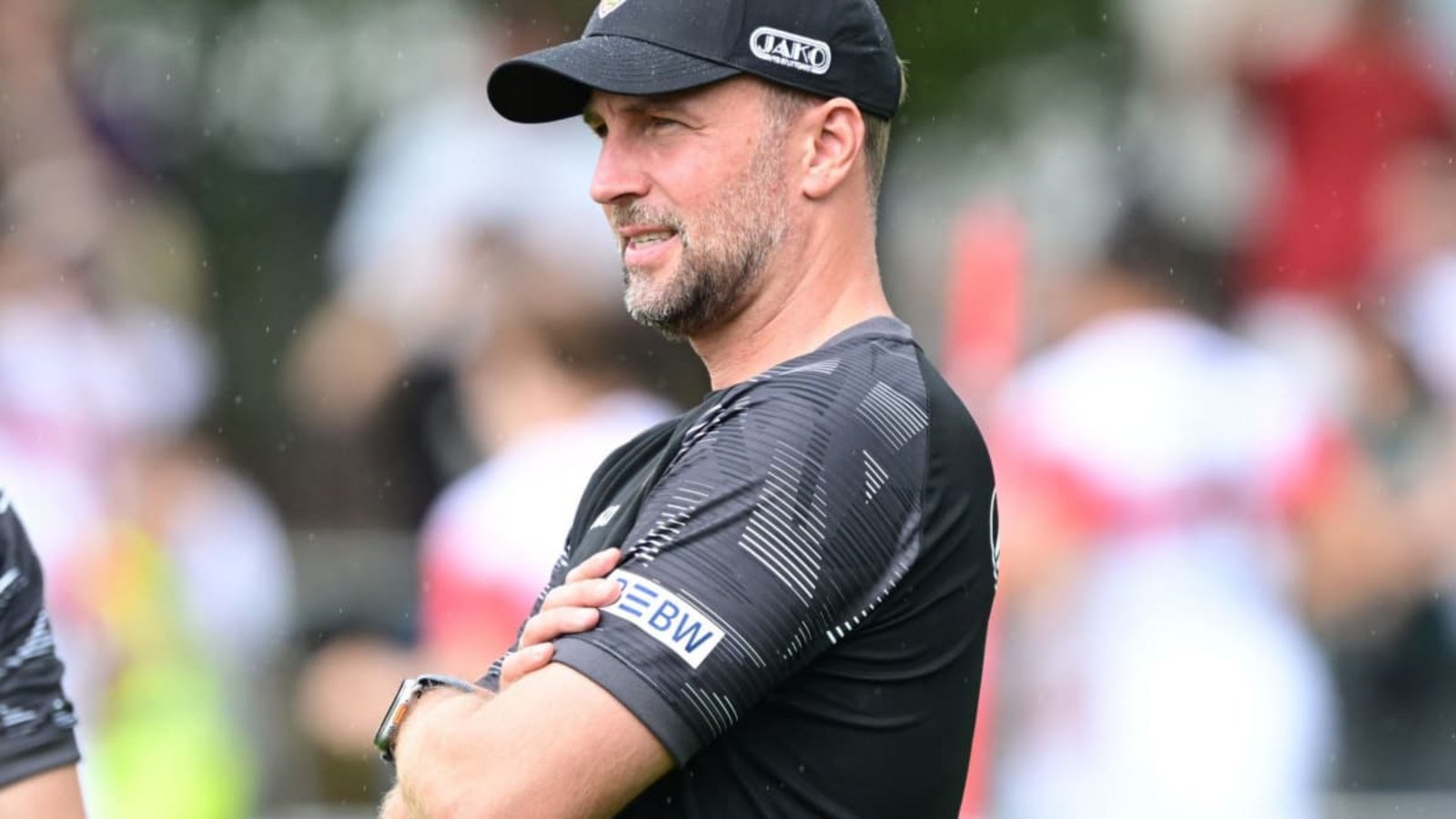 Trainingsauftakt des VfB Stuttgart: Trainer Sebastian Hoeneß verfolgt das Training.Bernd Weißbrod/dpa Trainingsauftakt des VfB Stuttgart: Trainer Sebastian Hoeneß verfolgt das Training.Bernd Weißbrod/dpa