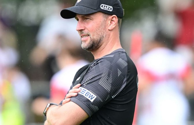 Trainingsauftakt des VfB Stuttgart: Trainer Sebastian Hoeneß verfolgt das Training.<span class='image-autor'>Bernd Weißbrod/dpa</span>