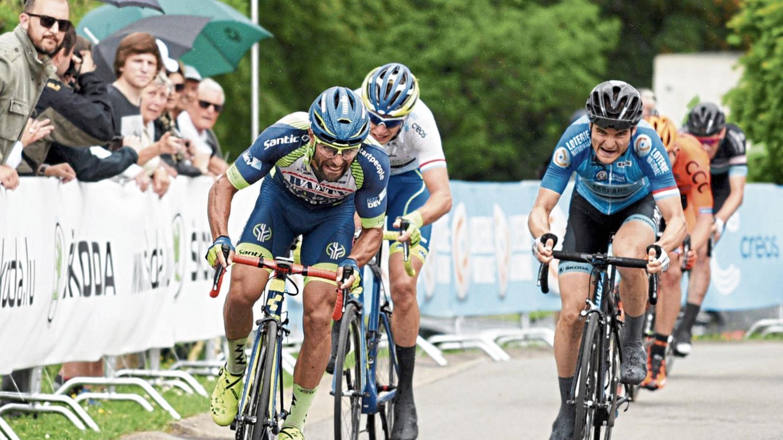 Alexander Krieger (rechts) muss im Zielsprint der dritten Etappe zwar den Italiener Andrea Pasqualon (links) ziehen lassen, erobert aber mit Platz zwei das Gelbe Trikot. Foto: Haumesser Alexander Krieger (rechts) muss im Zielsprint der dritten Etappe zwar den Italiener Andrea Pasqualon (links) ziehen lassen, erobert aber mit Platz zwei das Gelbe Trikot. Foto: Haumesser