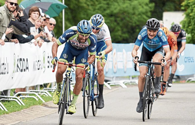 Alexander Krieger (rechts) muss im Zielsprint der dritten Etappe zwar den Italiener Andrea Pasqualon (links) ziehen lassen, erobert aber mit Platz zwei das Gelbe Trikot.  Foto: Haumesser