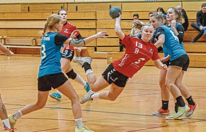 Sophie-Celine Luncz (Mitte) soll auch am Samstag wieder, wie im Pokal beim Sieg über den TV Tamm, für die Handballerinnen der HCME treffen. Foto: Bürkle