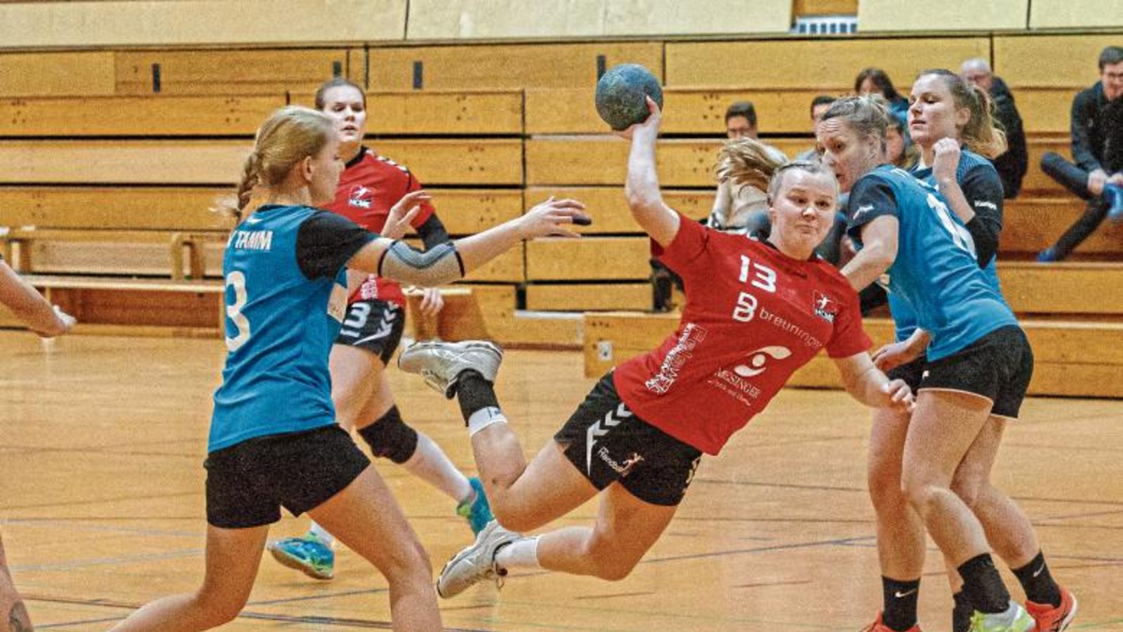 Sophie-Celine Luncz (Mitte) soll auch am Samstag wieder, wie im Pokal beim Sieg über den TV Tamm, für die Handballerinnen der HCME treffen. Foto: Bürkle Sophie-Celine Luncz (Mitte) soll auch am Samstag wieder, wie im Pokal beim Sieg über den TV Tamm, für die Handballerinnen der HCME treffen. Foto: Bürkle