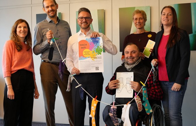 Werben für die Socken-Challenge zum Welt-Down-Syndrom-Tag (von links): Anne Marie Rouvière-Petruzzi, Landrat Bastian Rosenau, Oberbürgermeister Peter Boch, Mohamed Zakzak sowie Astrid Engel und Diana Kirsch. <span class='image-autor'>Foto: Stadt Pforzheim</span>