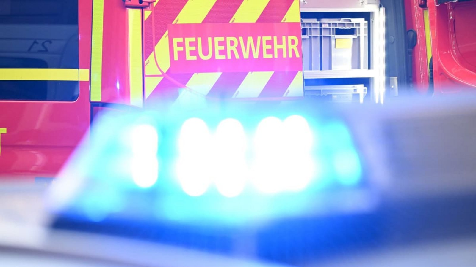 Polizei und Feuerwehr waren am Freitag auf der A6 bei Schnelldorf im Einsatz (Symbolfoto).Bernd Weißbrod/dpa Polizei und Feuerwehr waren am Freitag auf der A6 bei Schnelldorf im Einsatz (Symbolfoto).Bernd Weißbrod/dpa