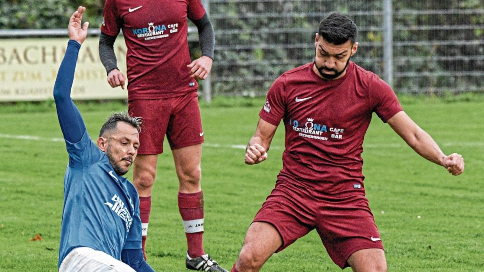Vaihingens Spielertrainer Sven Adamovic (links), eigentlich für seine technische Raffinesse bekannt, ist sich gegen Enzweihingens Kerim Gür auch für eine Grätsche nicht zu schade. Foto: Leitner Vaihingens Spielertrainer Sven Adamovic (links), eigentlich für seine technische Raffinesse bekannt, ist sich gegen Enzweihingens Kerim Gür auch für eine Grätsche nicht zu schade. Foto: Leitner