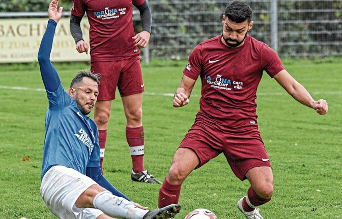 Vaihingens Spielertrainer Sven Adamovic (links), eigentlich für seine technische Raffinesse bekannt, ist sich gegen Enzweihingens Kerim Gür auch für eine Grätsche nicht zu schade. Foto: Leitner