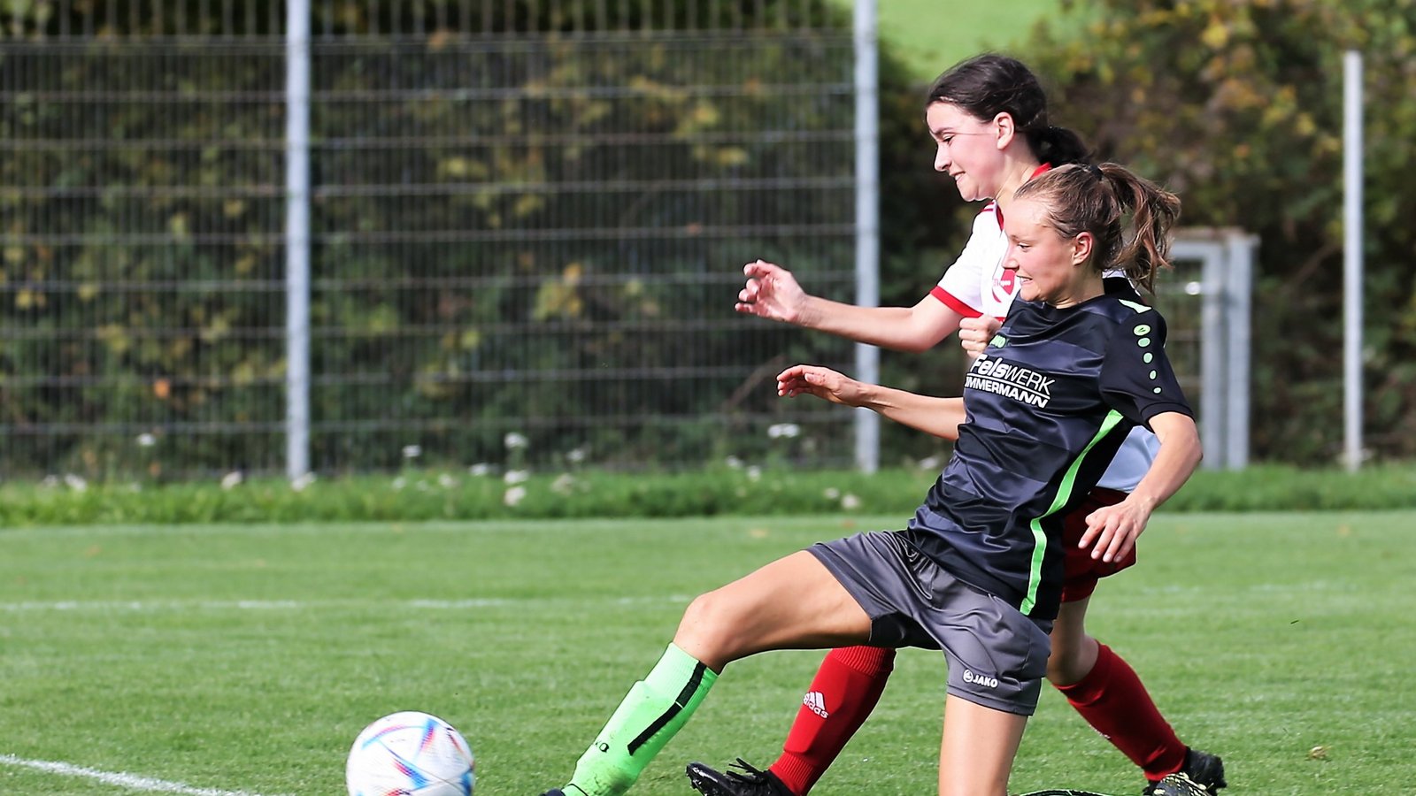Mit Anna Dingler (vorne) hat die SGM Roßwag/Großglattbach die Partie beim FSV 08 Bietigheim-Bissingen noch gedreht. Foto: Archiv/Küppers Mit Anna Dingler (vorne) hat die SGM Roßwag/Großglattbach die Partie beim FSV 08 Bietigheim-Bissingen noch gedreht. Foto: Archiv/Küppers