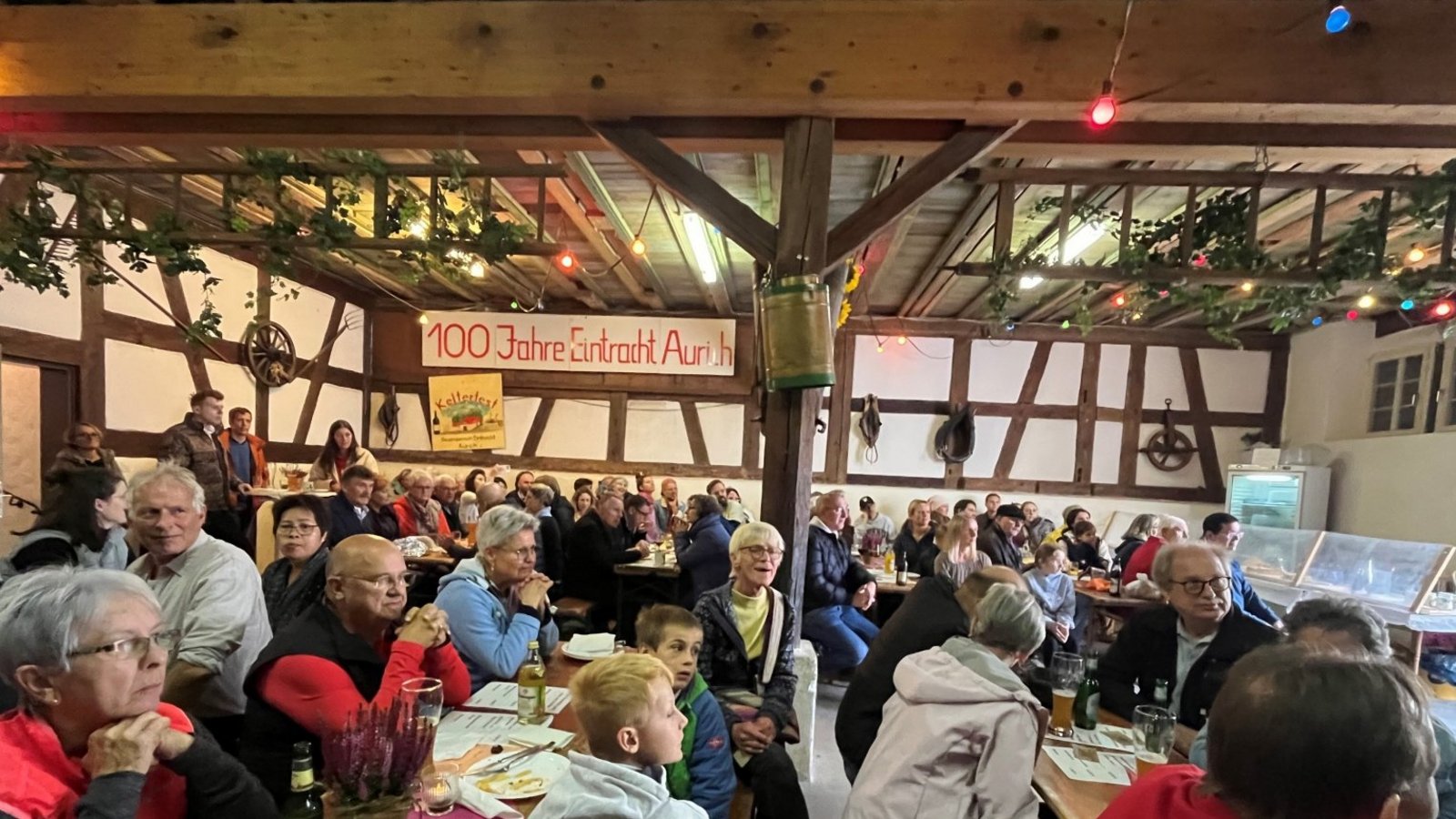 Gut besucht: das Kelterfest in Aurich.  Foto: Bauz