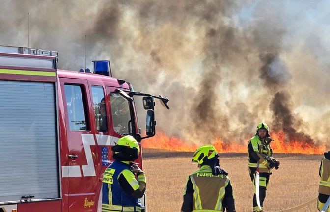 Einsatzkräfte der Feuerwehr bekämpfen einen Flächenbrand im Landkreis Karlsruhe. Ein Altenheim wurde aufgrund des Brandes vorsorglich evakuiert.<span class='image-autor'>Thomas Riedel/dpa</span>