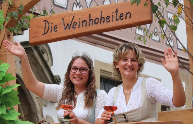 Die Weinhoheiten Maike Schillinger (links) und Jana Krause präsentieren Vaihingen.