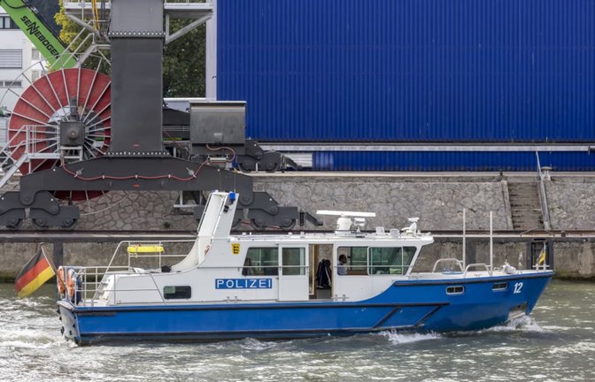 Die Wasserschutzpolizei ermittelt weiter (Archivbild).<span class='image-autor'>IMAGO/Arnulf Hettrich</span>