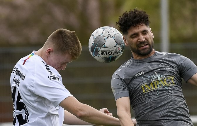Mit Cihat Aytac (rechts, im Kopfballduell mit Nico Neuffer) will der TSV Enzweihingen den Klassenerhalt schaffen. Allerdings ist der Torjäger verletzungsbedingt nur zeitweise einsetzbar.   <span class='image-autor'>Foto: Leitner</span>