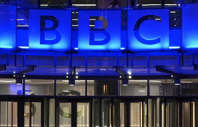 Das BBC-Hauptquartier in London. Die BBC-Führung betrachtet eine angedrohte Klage von US-Präsident Donald Trump nach wie vor als aussichtsloses Unterfangen. (Symbolfoto)<span class='image-autor'>Anna Ross/dpa</span>