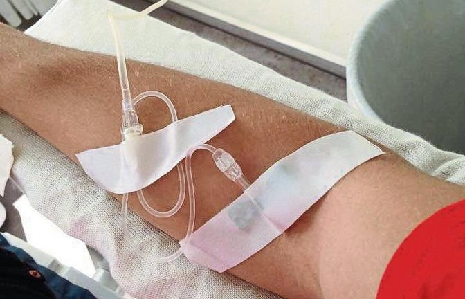Der Tropf im Arm: Felix Franz musste sich nach seinem Zusammenbruch von einem Arzt Infusionen legen lassen. Foto: privat