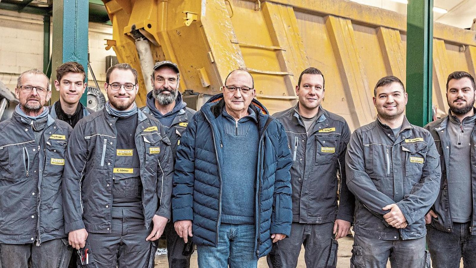 Wieder voll einsatzfähig im Kreis seiner Kollegen – nach seinem Unfall und seiner Genesung betreut Ivan Mijatov (4.v.r.) jetzt die Betriebsmittelprüfung im Sämann-Werk Illingen. Fotos: p Wieder voll einsatzfähig im Kreis seiner Kollegen – nach seinem Unfall und seiner Genesung betreut Ivan Mijatov (4.v.r.) jetzt die Betriebsmittelprüfung im Sämann-Werk Illingen. Fotos: p