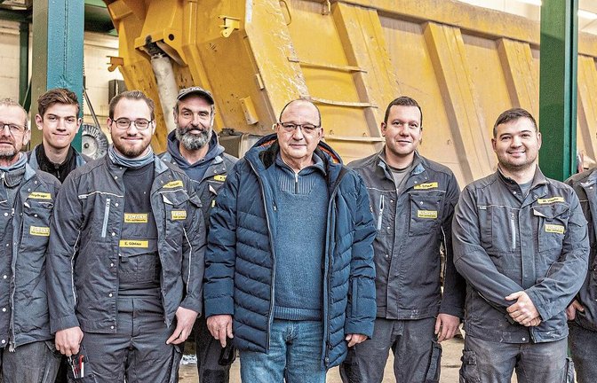Wieder voll einsatzfähig im Kreis seiner Kollegen – nach seinem Unfall und seiner Genesung betreut Ivan Mijatov (4.v.r.) jetzt die Betriebsmittelprüfung im Sämann-Werk Illingen. Fotos: p