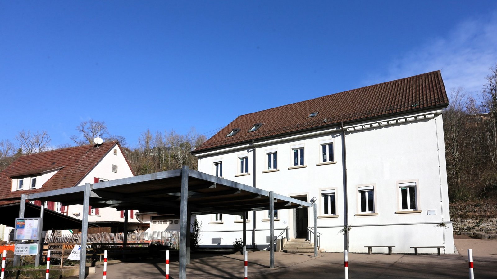 Auricher Grundschule Aurich, Schule, Protest, Schüler, Lehrer, städtisches Gebäude, Haushalt 2024, Einsparung, Einsparungen, Sanierung, hier: Blick von Kreuzbach über Schulhof