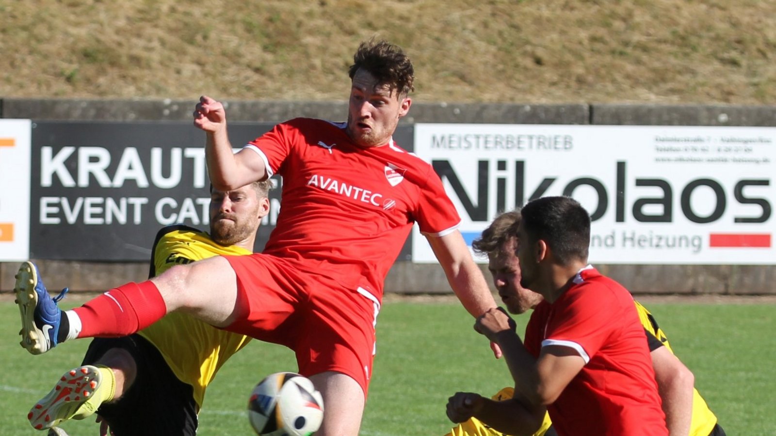 Vollen Einsatz beim Stadtpokal zeigen die Horrheimer (rote Trikots) und die Ensinger. Foto: Dittrich Vollen Einsatz beim Stadtpokal zeigen die Horrheimer (rote Trikots) und die Ensinger. Foto: Dittrich