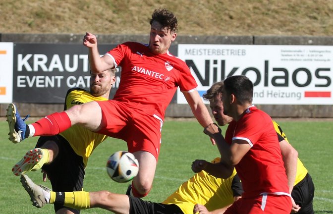 Vollen Einsatz beim Stadtpokal zeigen die Horrheimer (rote Trikots) und die Ensinger. <span class='image-autor'>Foto: Dittrich</span>