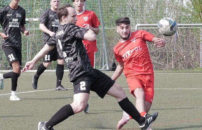 Giuseppe Berretta (rechts) ist zurück und prompt am Sonntag ein Startelfkandidat beim TSV Weilimdorf.<span class='image-autor'>Archiv/Günter Bergmann</span>