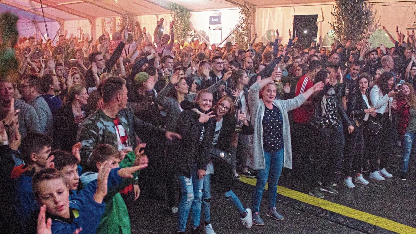 Nicht nur vor der Bühne, sondern im ganzen Festzelt geht das Publikum mit und stimmt mit den Blaumeisen in die Hits ein.  Fotos: Friedrich Nicht nur vor der Bühne, sondern im ganzen Festzelt geht das Publikum mit und stimmt mit den Blaumeisen in die Hits ein.  Fotos: Friedrich