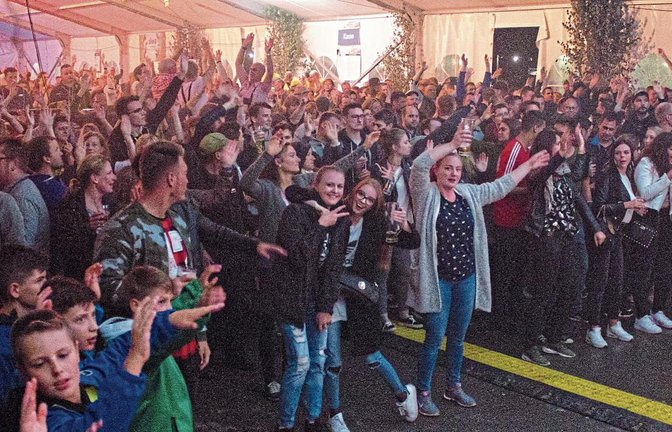 Nicht nur vor der Bühne, sondern im ganzen Festzelt geht das Publikum mit und stimmt mit den Blaumeisen in die Hits ein.  Fotos: Friedrich