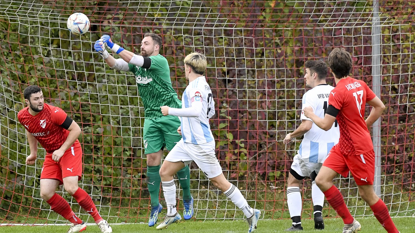 Horrheims Keeper Pablo Kraft klärt mit beiden Fäusten und pariert am Ende auch noch einen Elfmeter.  Fotos: Leitner