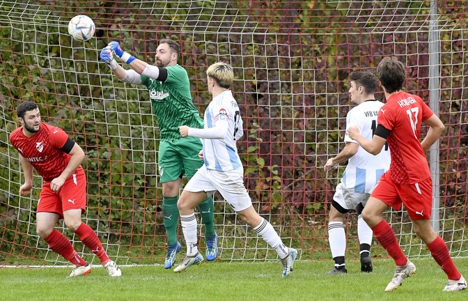 Horrheims Keeper Pablo Kraft klärt mit beiden Fäusten und pariert am Ende auch noch einen Elfmeter.  <span class='image-autor'>Fotos: Leitner</span>