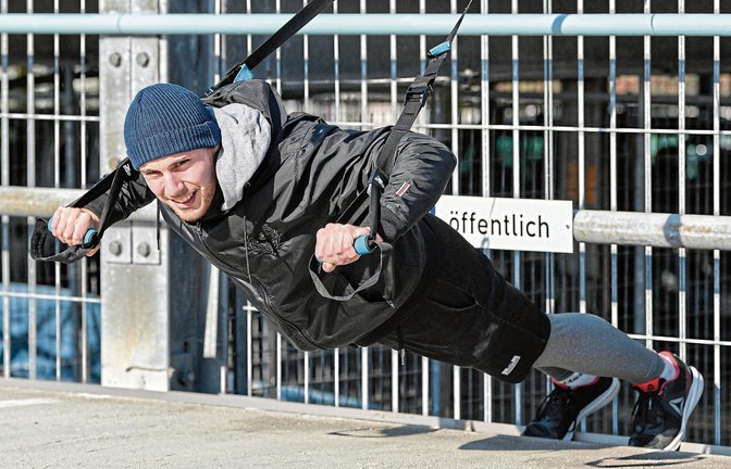 Die Not macht erfinderisch: Dustin Seidel, Torwart des Fußball-B-Ligisten SV Illingen II, funktioniert das Parkhaus am Mühlkanal zu seinem persönlichen Fitnessstudio um. Foto: Leitner