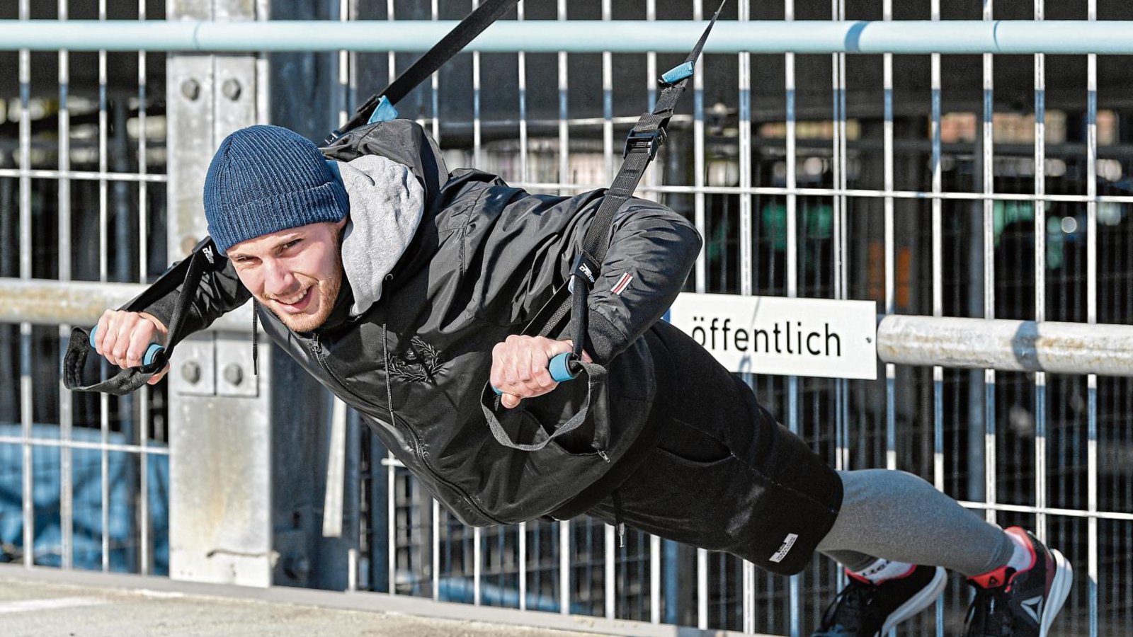 Die Not macht erfinderisch: Dustin Seidel, Torwart des Fußball-B-Ligisten SV Illingen II, funktioniert das Parkhaus am Mühlkanal zu seinem persönlichen Fitnessstudio um. Foto: Leitner