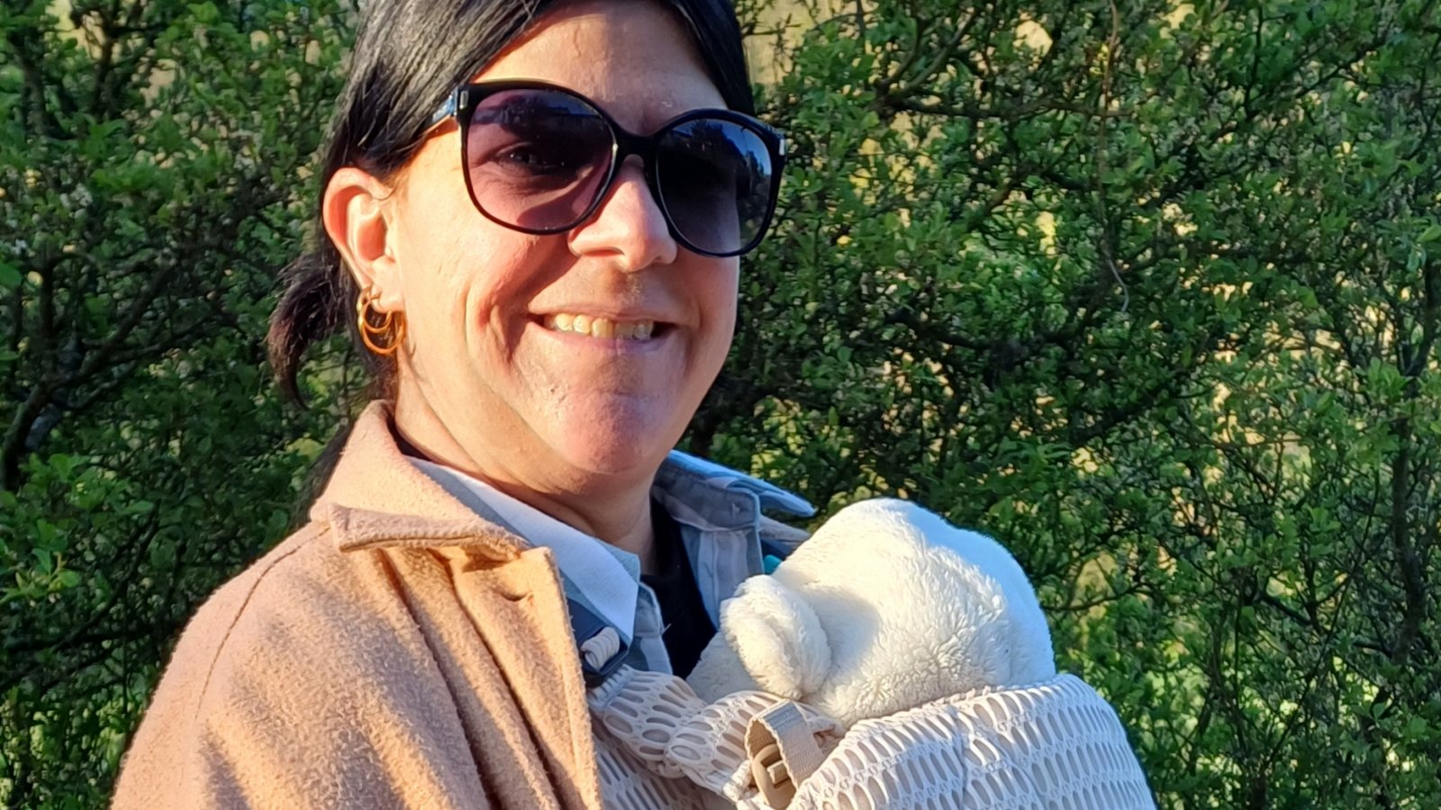 Wenn es morgens noch kalt ist, hat es die kleine Lucía kuschelig warm. Aber am 15. Mai sind mit der „Kalten Sophie“ die Eisheiligen vorbei. Der alten Bauernregel zufolge dürfte der letzte Frost des Jahres dann Geschichte sein.  Foto: Rücker