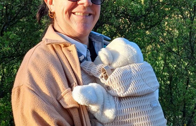 Wenn es morgens noch kalt ist, hat es die kleine Lucía kuschelig warm. Aber am 15. Mai sind mit der „Kalten Sophie“ die Eisheiligen vorbei. Der alten Bauernregel zufolge dürfte der letzte Frost des Jahres dann Geschichte sein.  <span class='image-autor'>Foto: Rücker</span>